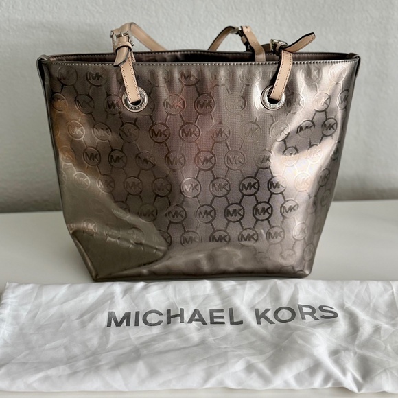 Michael Kors Hobo Tote Metallic Silver Leather cream straps. - Picture 1 of 4
